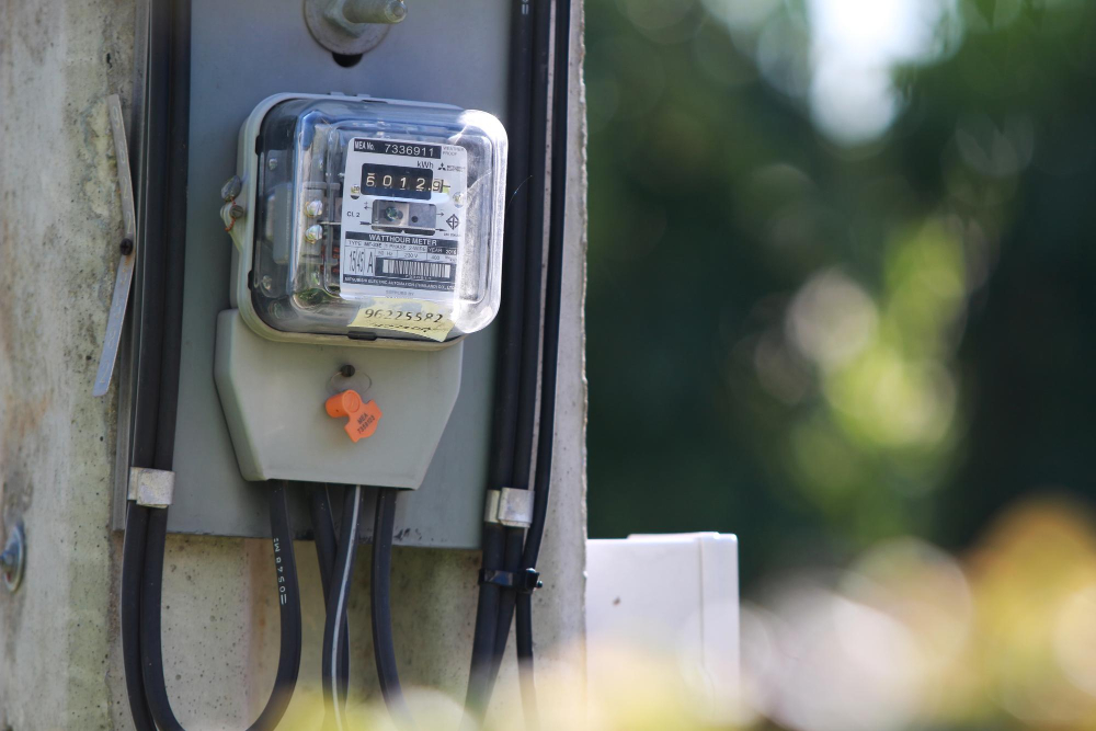foto de um medidor elétrico instalado em um poste de energia
